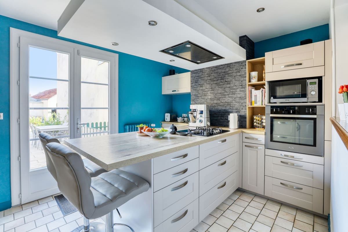 Cuisine blanche et bois cottage avec verrière et mur bleu à Bléré | Raison Home - 1