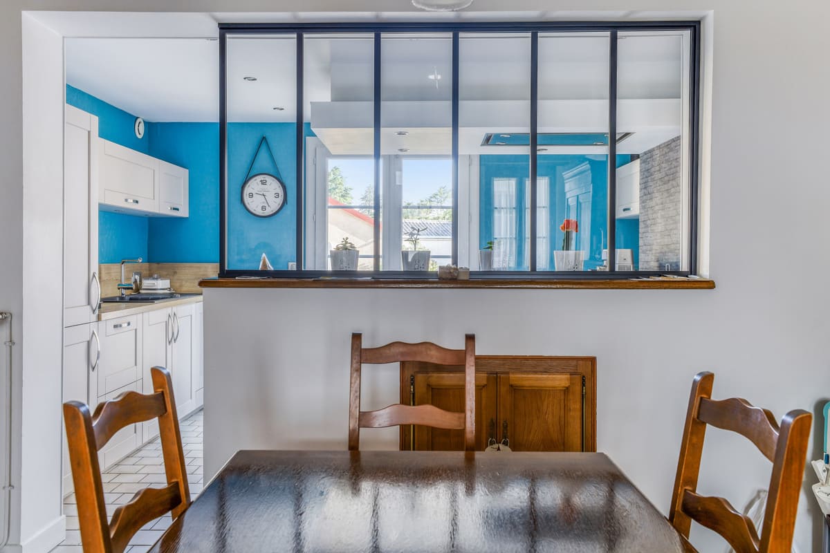 Cuisine blanche et bois cottage avec verrière et mur bleu à Bléré 2