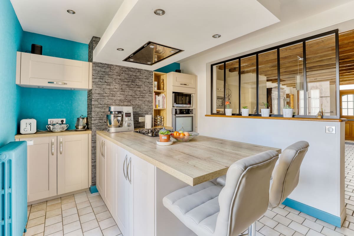 Cuisine blanche et bois cottage avec verrière et mur bleu à Bléré | Raison Home - 3