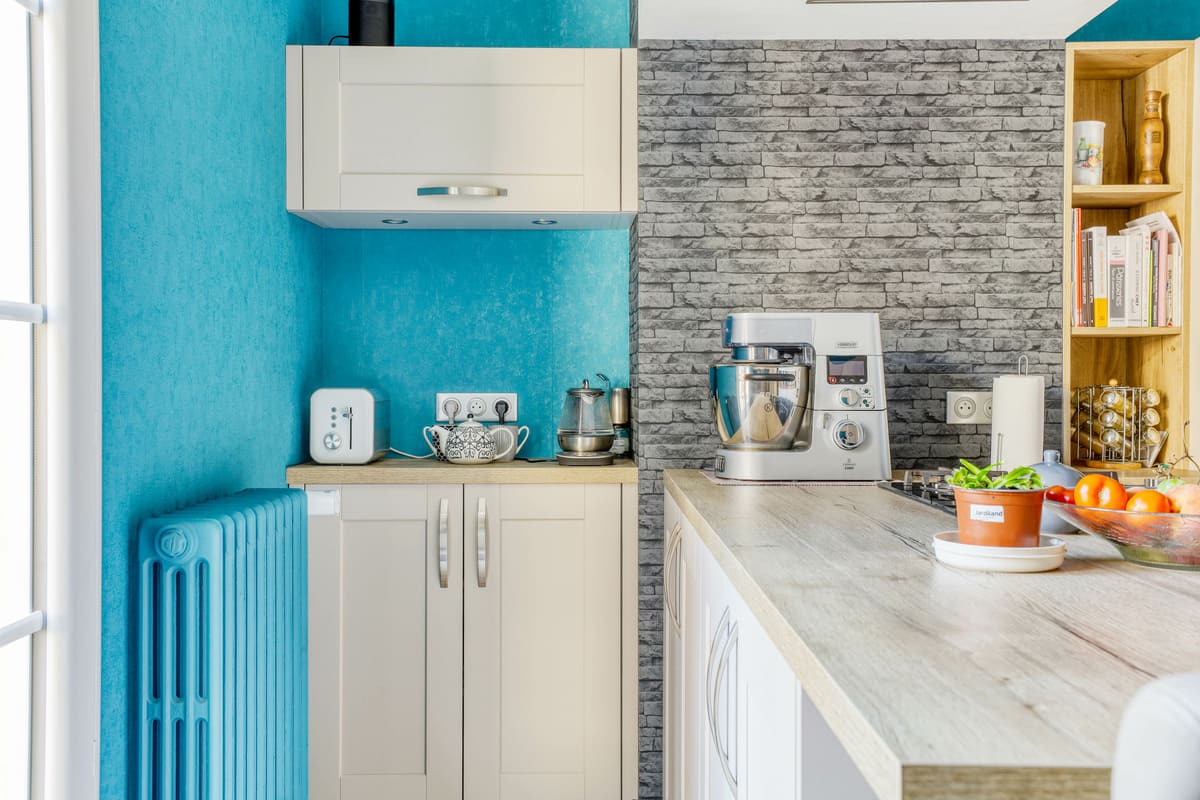 Cuisine blanche et bois cottage avec verrière et mur bleu à Bléré | Raison Home - 4