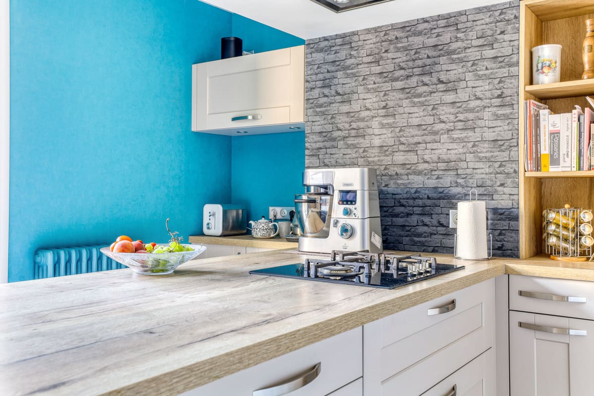 Cuisine blanche et bois cottage avec verrière et mur bleu à Bléré | Raison Home - 5