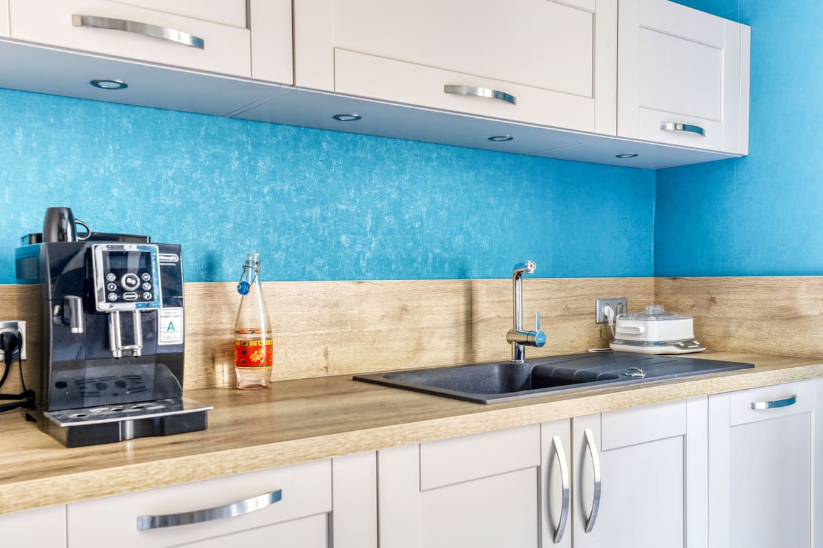 Cuisine blanche et bois cottage avec verrière et mur bleu à Bléré | Raison Home - 6