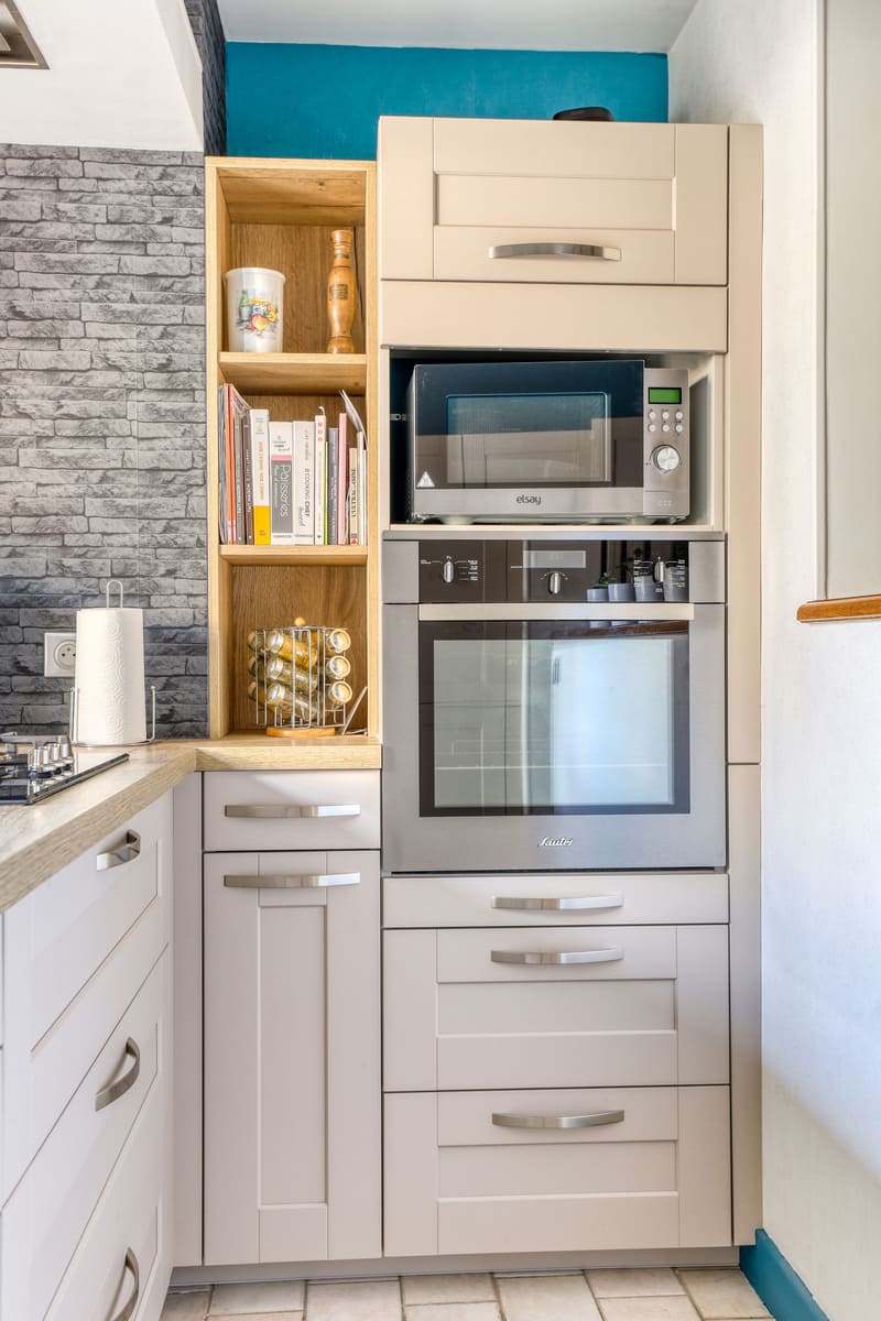 Cuisine blanche et bois cottage avec verrière et mur bleu à Bléré 8