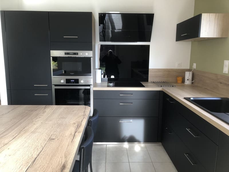 Cuisine ouverte façade noire et bois avec îlot central à Rennes | Raison Home - 3