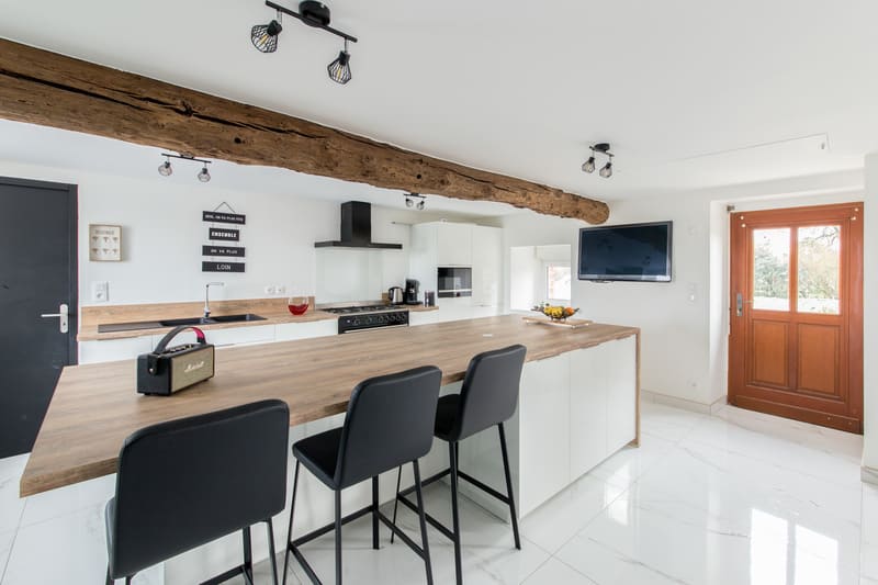 Cuisine blanche avec îlot central à Le Petit-Fougeret | Raison Home - 3