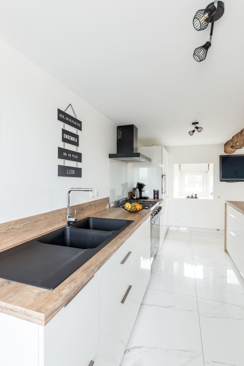 Cuisine blanche avec îlot central à Le Petit-Fougeret | Raison Home - 8