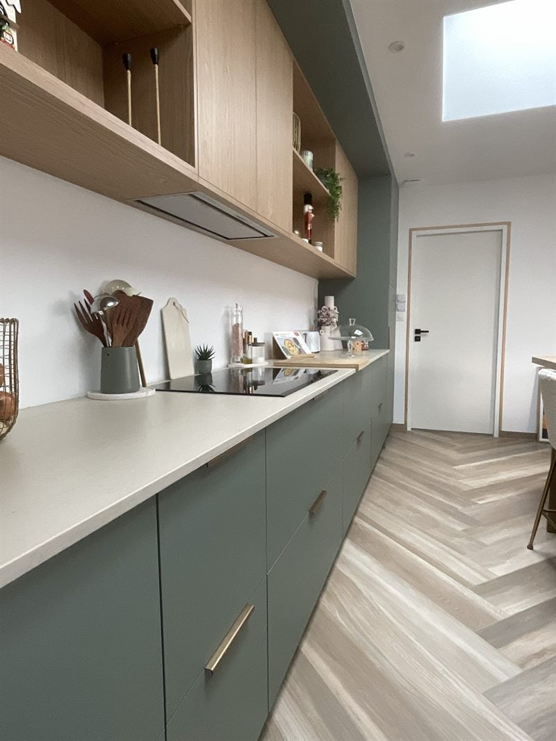 Cuisine ouverte de style moderne vert à Angles | Raison Home - 2