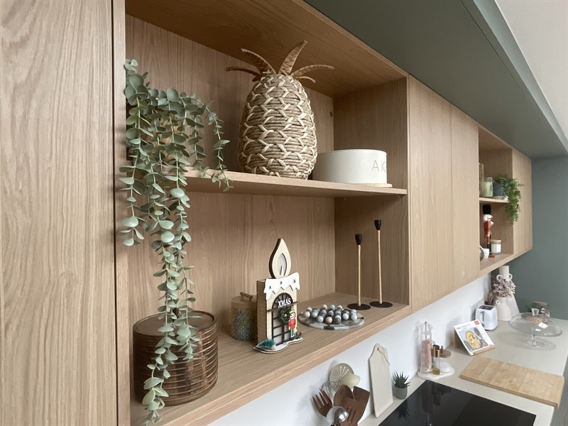 Cuisine ouverte de style moderne vert à Angles | Raison Home - 3