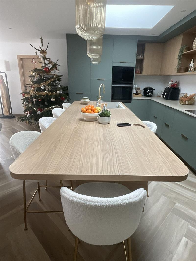 Cuisine ouverte de style moderne vert à Angles | Raison Home - 4