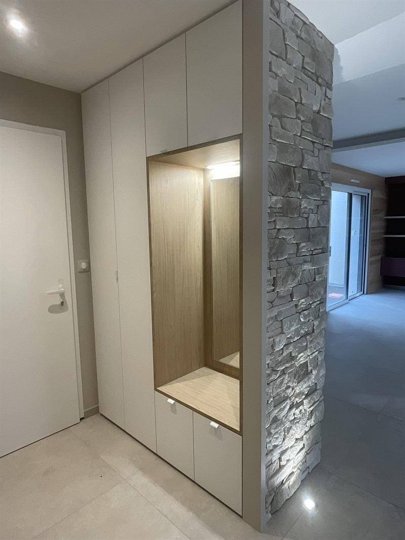 Espace entrée, bibliothèque et meuble TV à Lucon 3