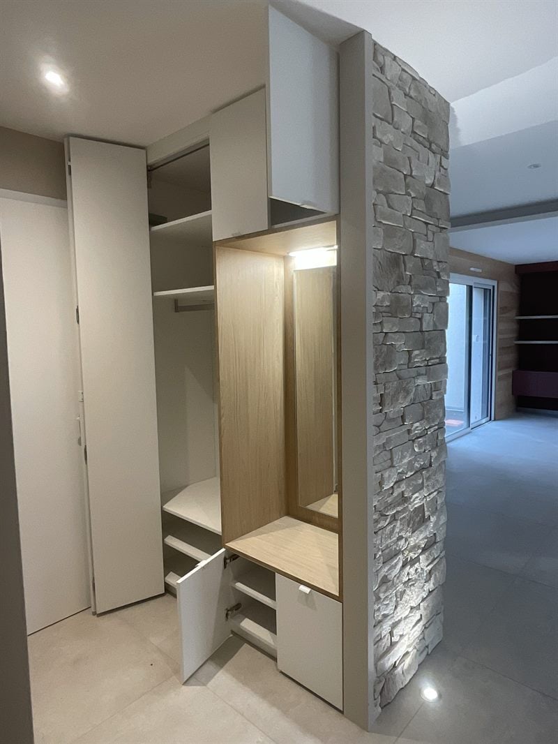 Espace entrée, bibliothèque et meuble TV à Lucon 4