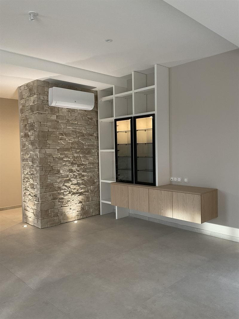 Espace entrée, bibliothèque et meuble TV à Lucon 5