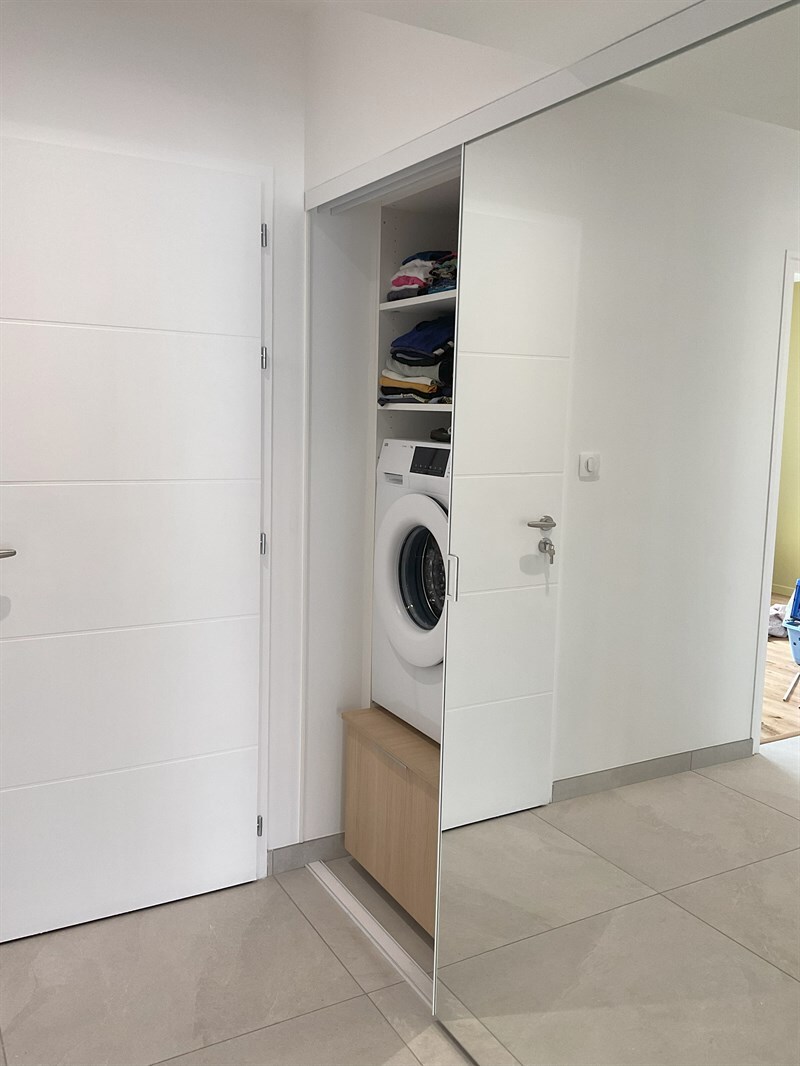 Cuisine et zone buanderie bois et vert aux Sables d'Olonne | Raison Home - 3