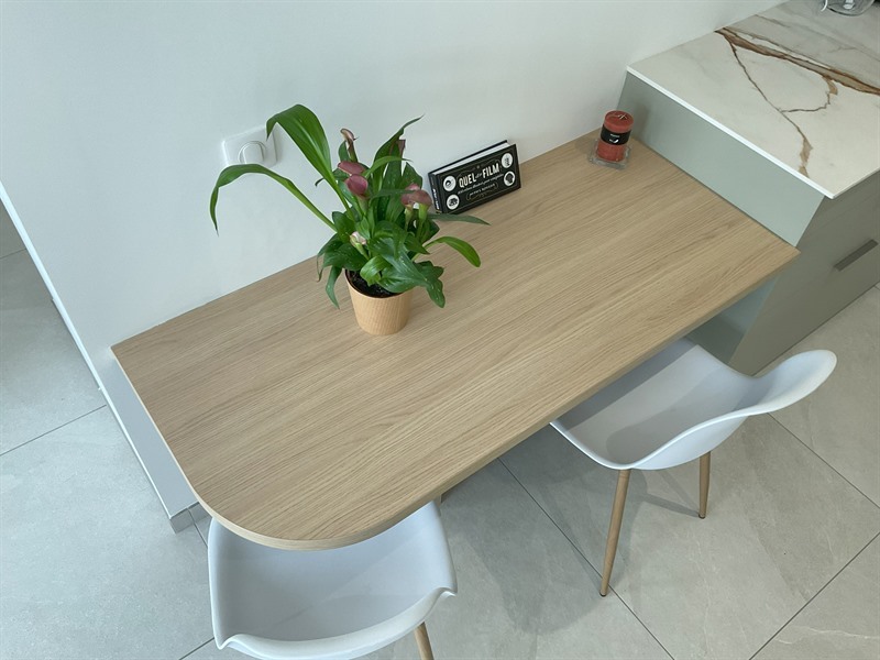 Cuisine et zone buanderie bois et vert aux Sables d'Olonne | Raison Home - 4