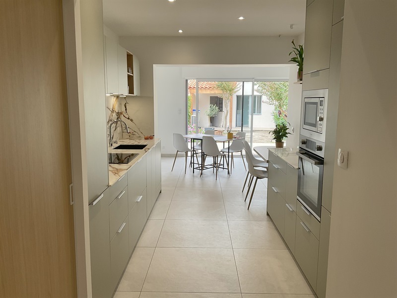 Cuisine et zone buanderie bois et vert aux Sables d'Olonne | Raison Home - 5