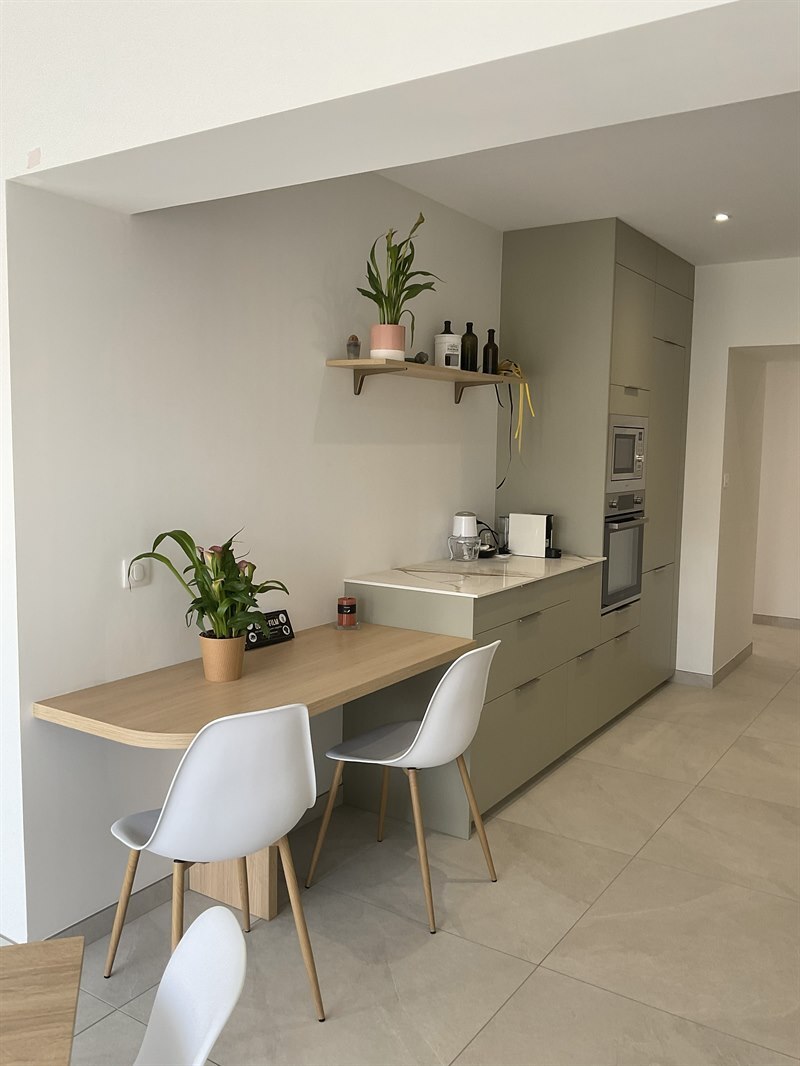 Cuisine et zone buanderie bois et vert aux Sables d'Olonne | Raison Home - 6