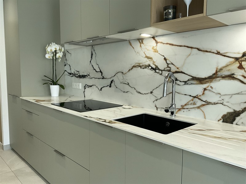 Cuisine et zone buanderie bois et vert aux Sables d'Olonne | Raison Home - 8