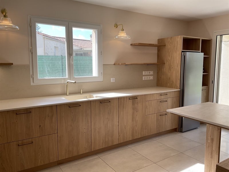 Cuisine fermée de style nature bois à Vaire | Raison Home - 1