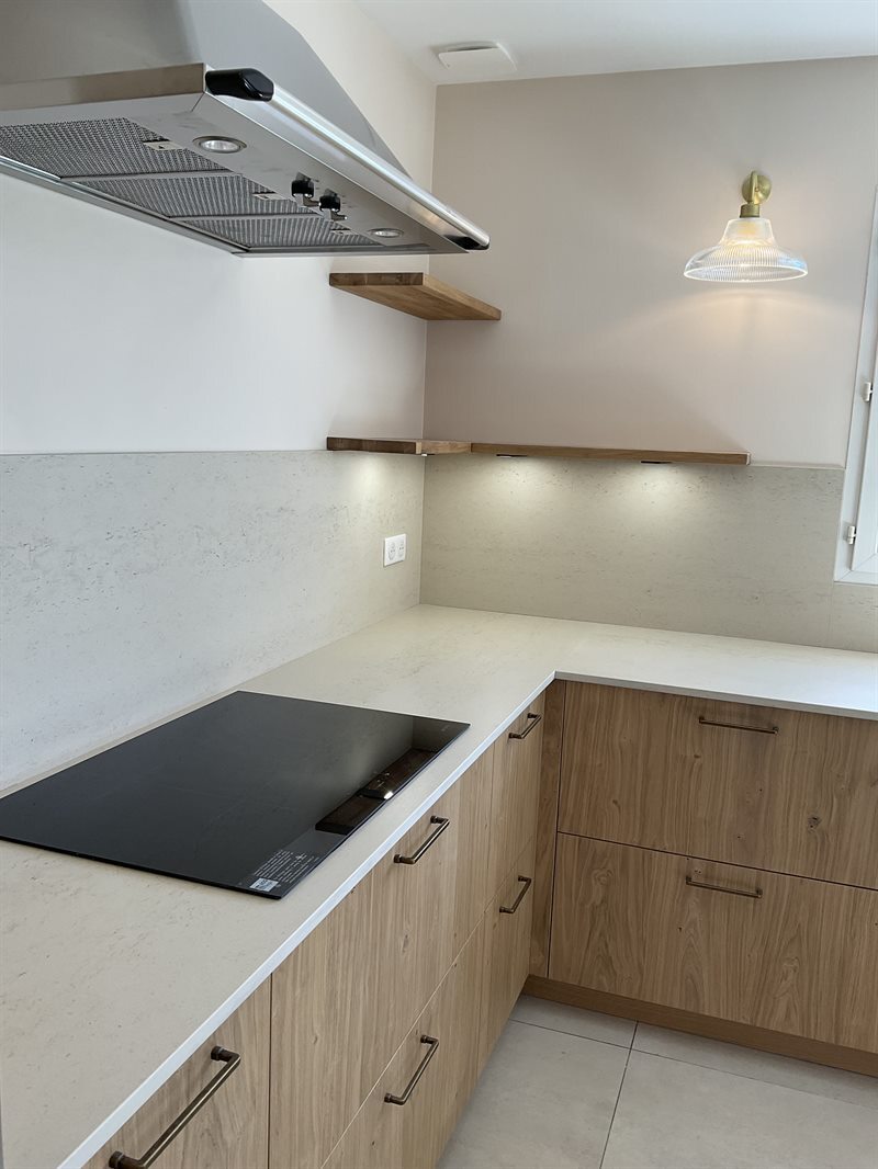 Cuisine fermée de style nature bois à Vaire | Raison Home - 2