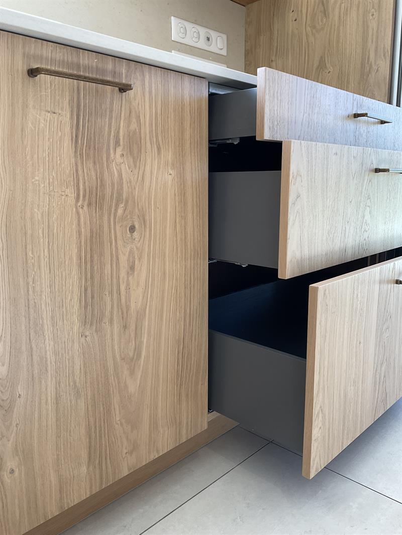 Cuisine fermée de style nature bois à Vaire | Raison Home - 5