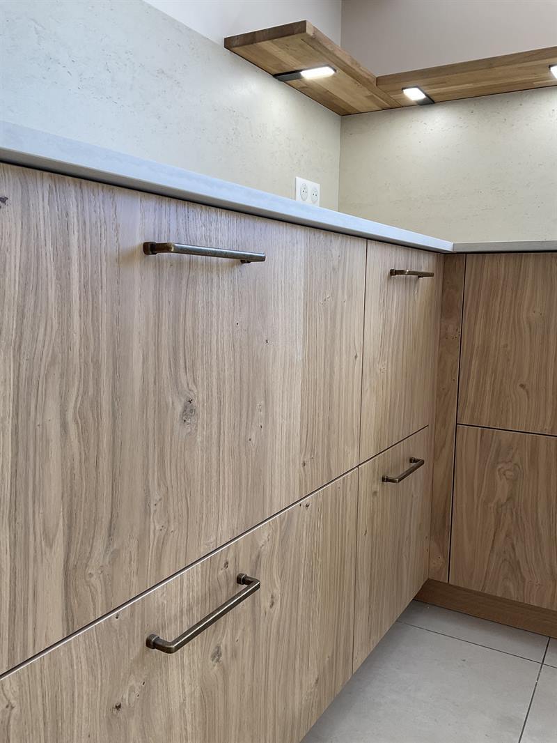 Cuisine fermée de style nature bois à Vaire | Raison Home - 7