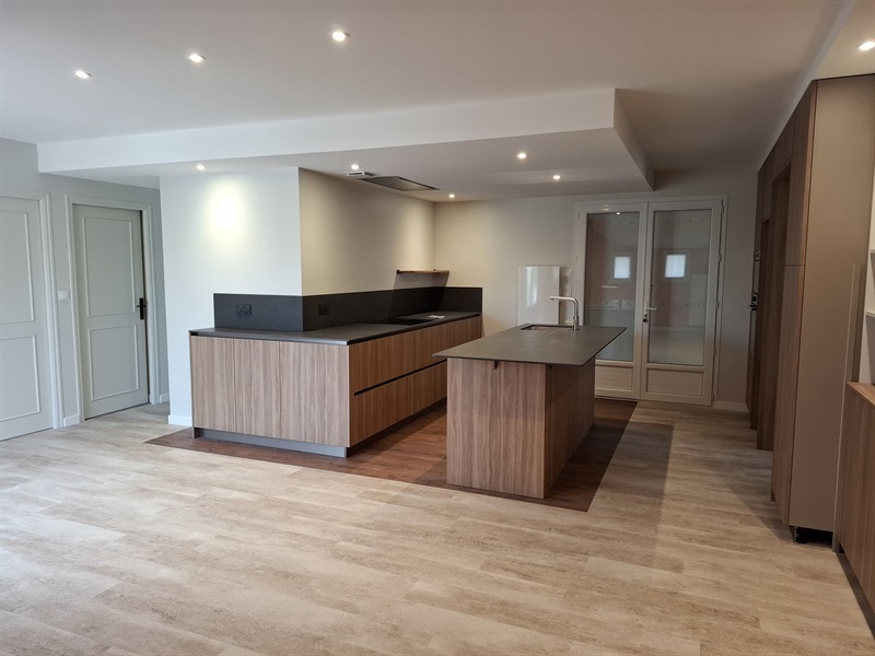 Cuisine ouverte et rangements à Jard-sur-Mer | Raison Home - 1