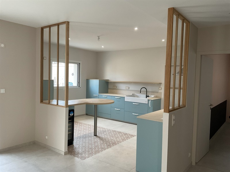 Cuisine ouverte bleue claire à Luçon | Raison Home - 4