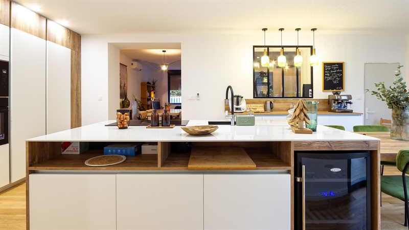 Cuisine fermée de style moderne bois et blanc à Amiens 6