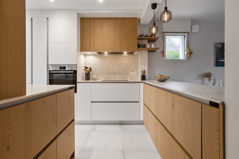 Cuisine ouverte de style contemporain bois et blanc 3
