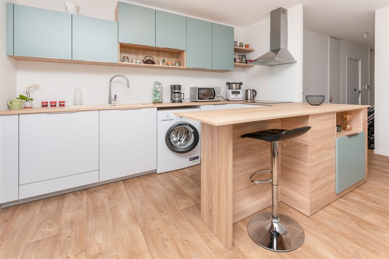 Cuisine ouverte de style contemporain bois, blanc et bleu 7