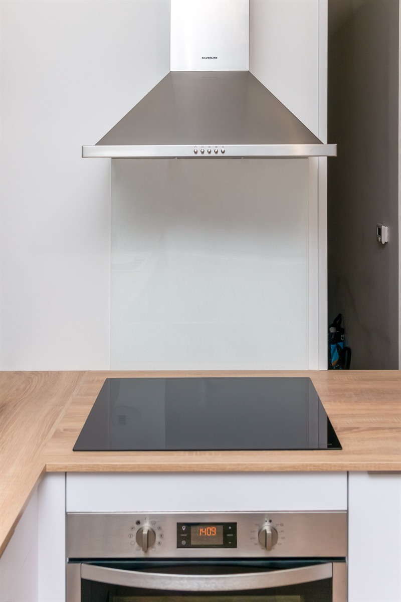 Cuisine ouverte de style contemporain bois, blanc et bleu 8