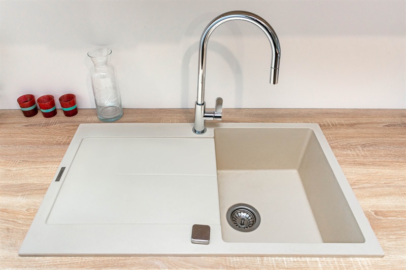 Cuisine ouverte de style contemporain bois, blanc et bleu 9