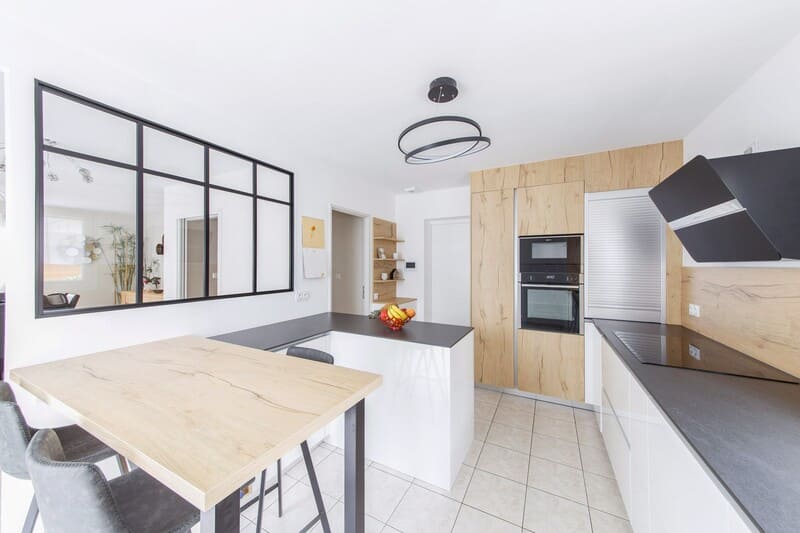 Cuisine blanche et noire avec crédence et façade en bois et îlot central 3