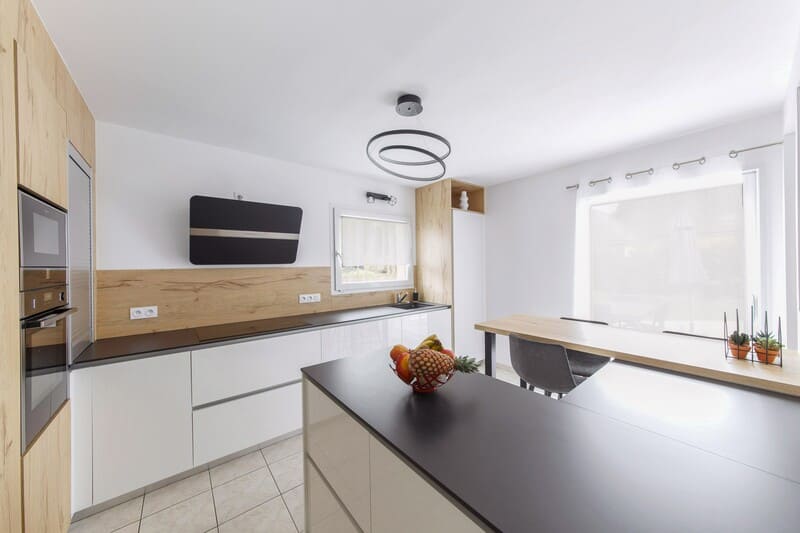 Cuisine blanche et noire avec crédence et façade en bois et îlot central 1