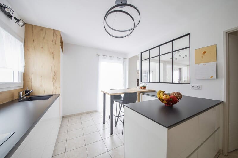 Cuisine blanche et noire avec crédence et façade en bois et îlot central 4