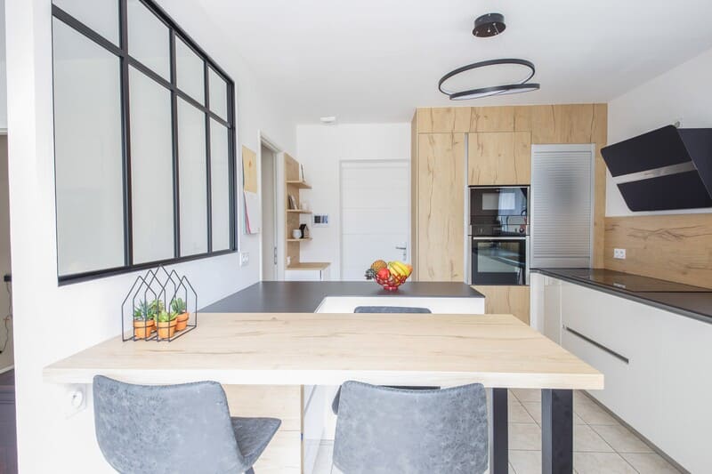 Cuisine blanche et noire avec crédence et façade en bois et îlot central 6
