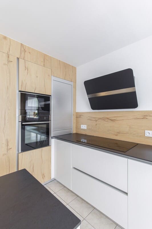 Cuisine blanche et noire avec crédence et façade en bois et îlot central 5