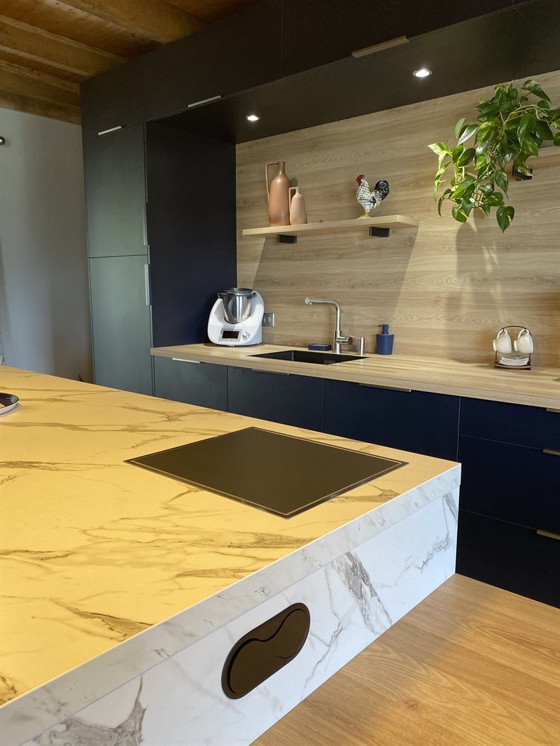 Cuisine ouverte de style contemporain bois, blanc et bleu à Noirterre 8