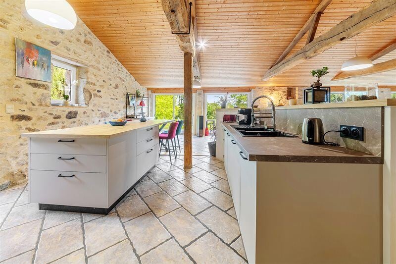 Cuisine ouverte de style moderne bois et blanc à Bretignolles 4