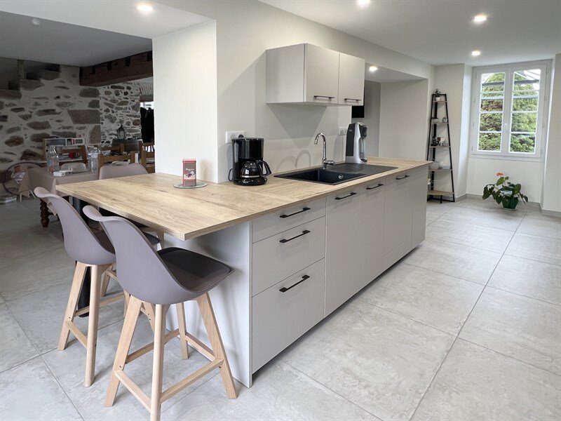 Cuisine moderne bois, noir et blanc à Beaulieu sous Bressuire 1