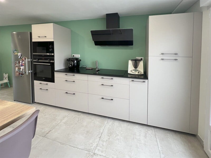 Cuisine moderne bois, noir et blanc à Beaulieu sous Bressuire 5