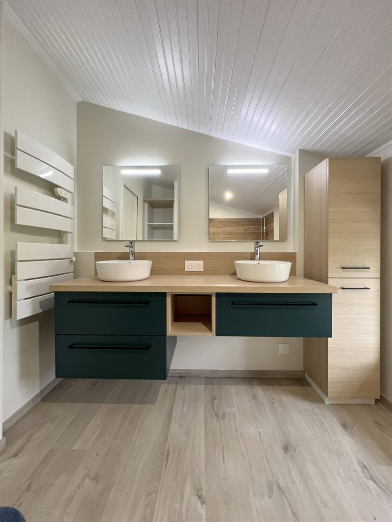 Salle de bains de style moderne bois à Pougne Herisson | Raison Home - 1