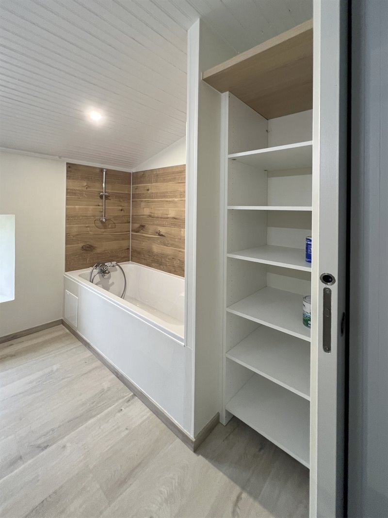 Salle de bains de style moderne bois à Pougne Herisson | Raison Home - 2