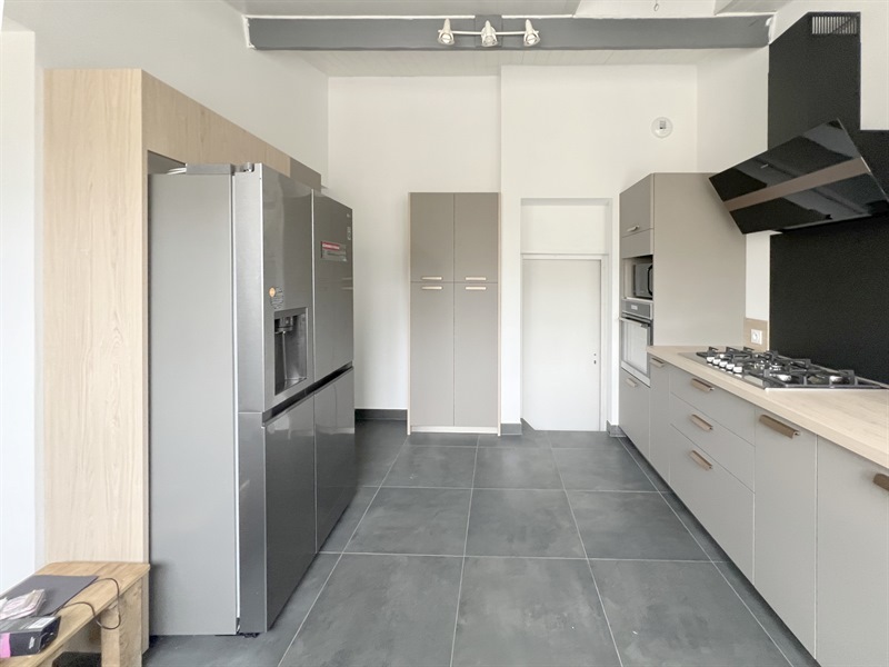 Cuisine linéaire bois et blanc à Bretignolles 2