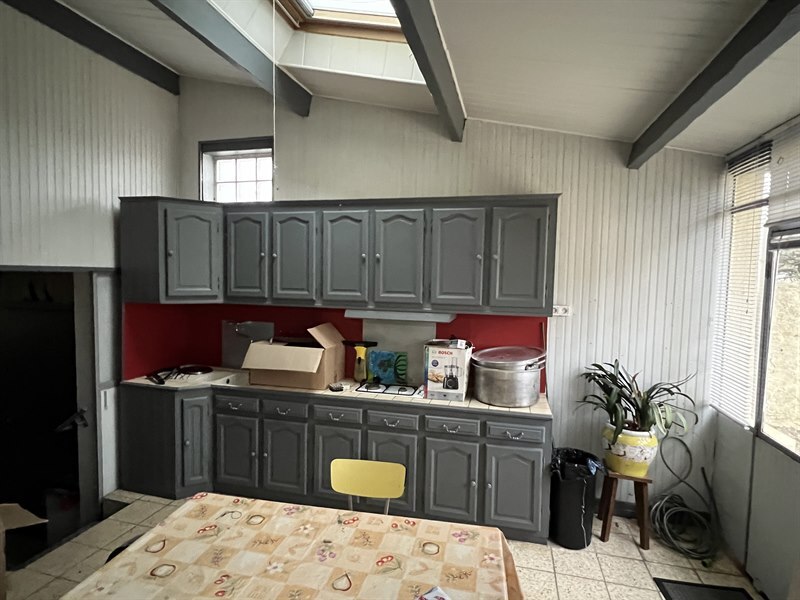 Cuisine linéaire bois et blanc à Bretignolles 9
