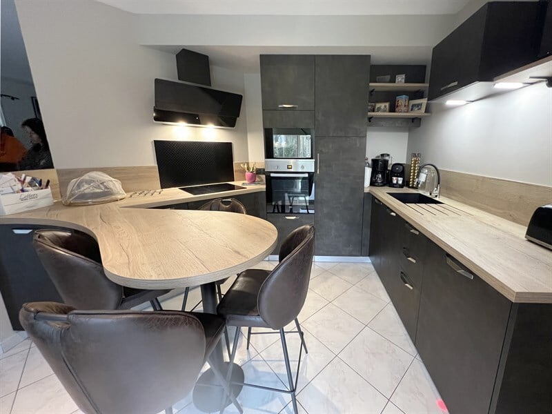 Cuisine ouverte de style moderne bois et noir à Bressuire | Raison Home - 1