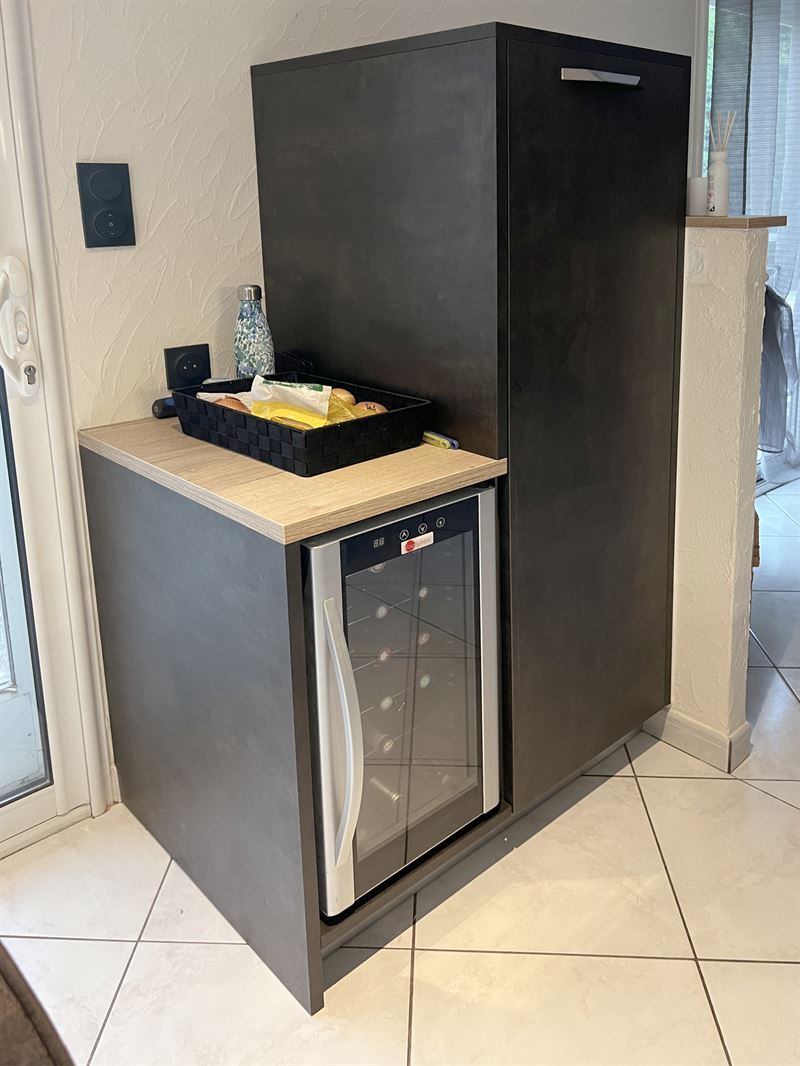 Cuisine ouverte de style moderne bois et noir à Bressuire | Raison Home - 3