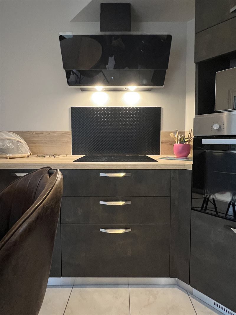 Cuisine ouverte de style moderne bois et noir à Bressuire | Raison Home - 4
