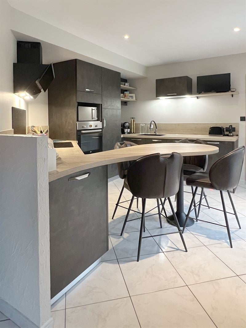 Cuisine ouverte de style moderne bois et noir à Bressuire | Raison Home - 5