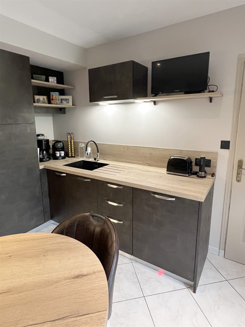Cuisine ouverte de style moderne bois et noir à Bressuire | Raison Home - 6